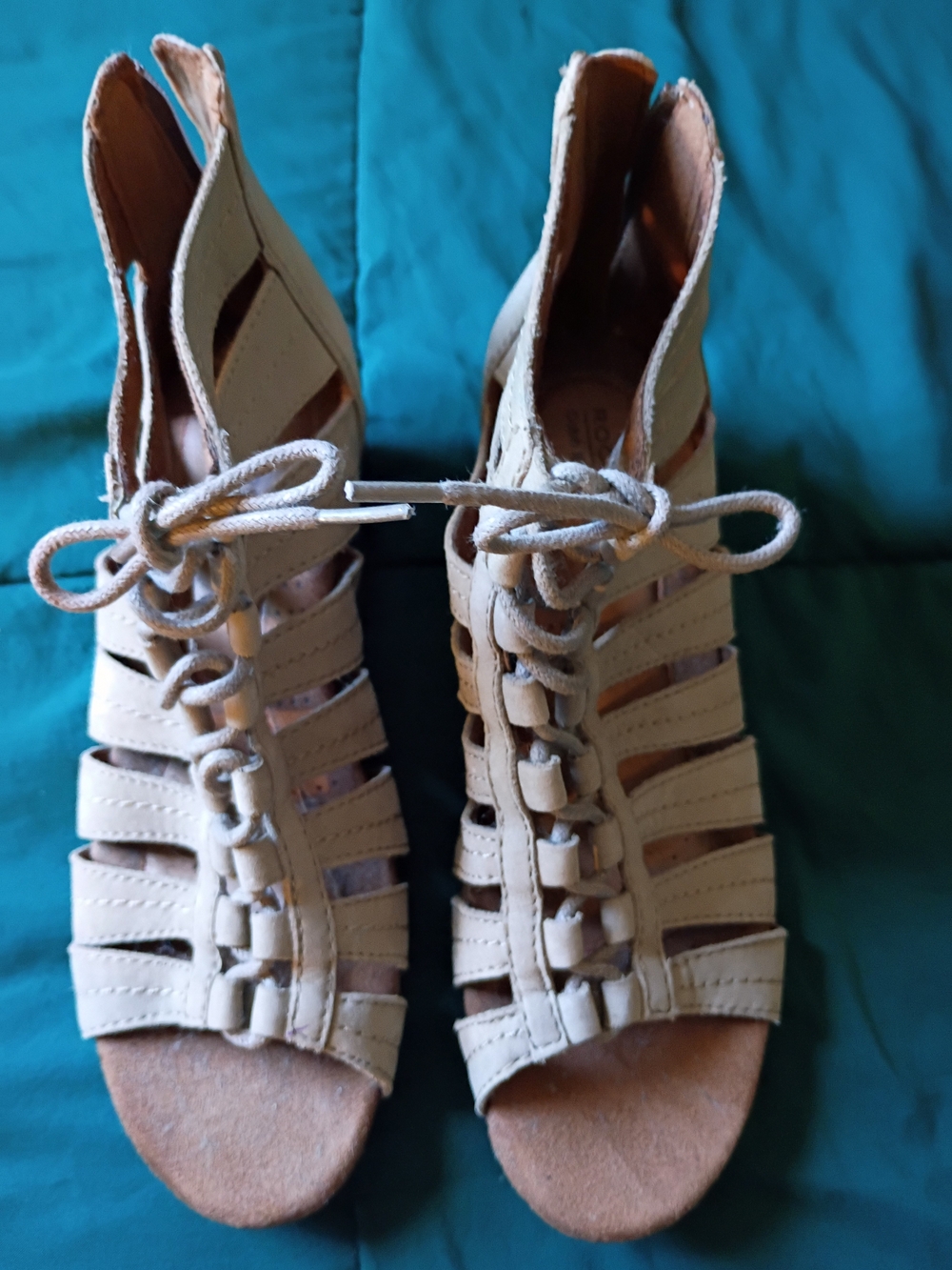 NWOB. Rockport Beige Lace-Up Gladiator Heels 6.5